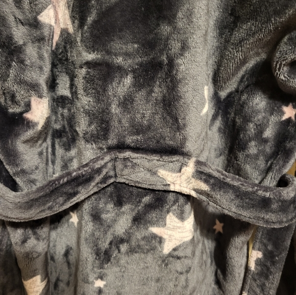 Dex fuzzy bath robe - Picture 3 of 8